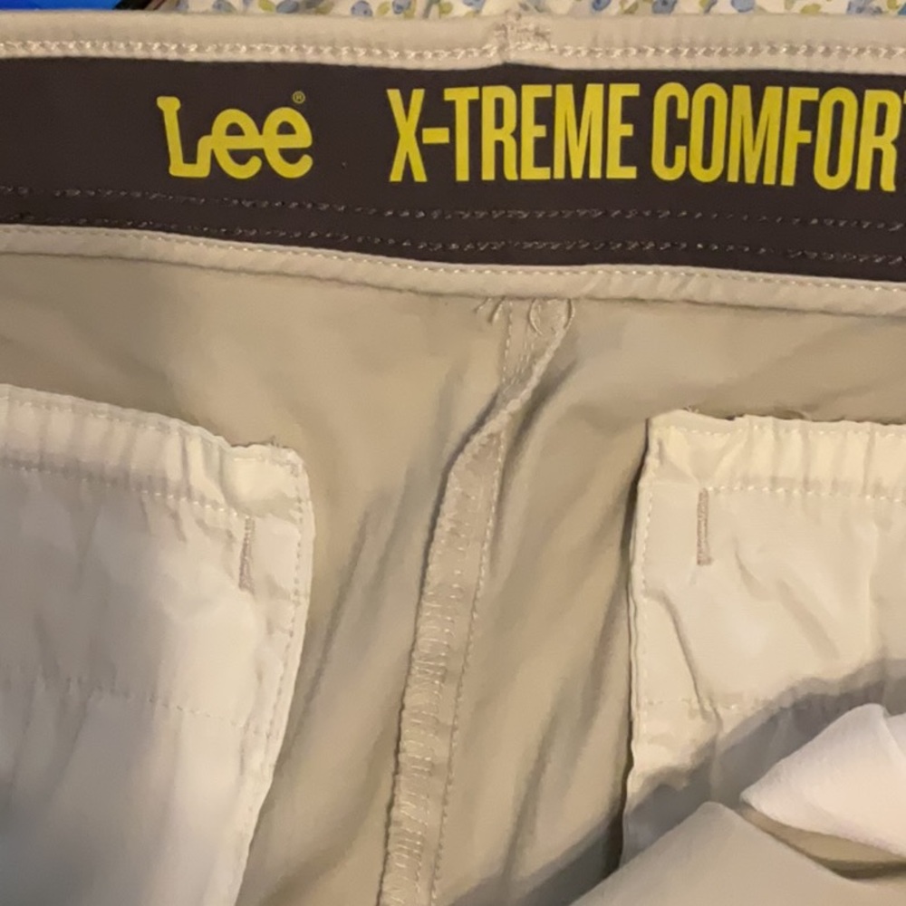 Gently used men’s lee extreme comfort khaki pants size 38 X 30 - Picture 4 of 6